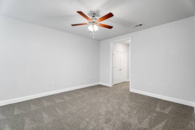    Lüks konağın modern ve tamamen beyaz mobilyasız iç mekanı. 2023            