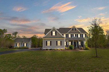 Dağ evi tarzında güzel bir ev. Satılık garajı ya da Green Grass ve Peyzaj ile kiralık. Çağdaş Tasarım, Mimarlık ve Yaşam Tarzı Konsepti. ABD 