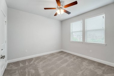 Lüks konağın modern ve tamamen beyaz mobilyasız iç mekanı. ABD 