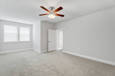 Lüks konağın modern ve tamamen beyaz mobilyasız iç mekanı. ABD 