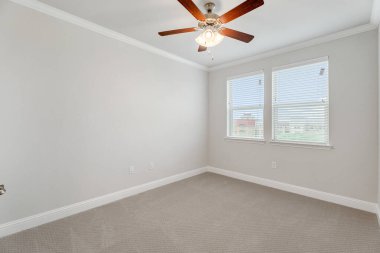 Lüks konağın modern ve tamamen beyaz mobilyasız iç mekanı. ABD 