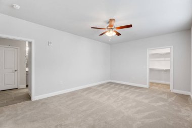 Lüks konağın modern ve tamamen beyaz mobilyasız iç mekanı. ABD