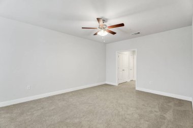 Lüks konağın modern ve tamamen beyaz mobilyasız iç mekanı. ABD