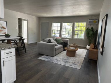 Gri duvarlı oturma odasının iç tasarımı