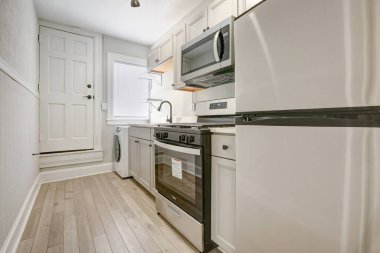 Geniş Konağın içindeki şık mobilyalarla lüks ve parlak mutfak iç dekorasyonu. Modern İç Mimarlık ve Tasarım Konsepti. ABD