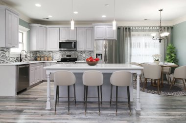 Geniş Konağın içindeki şık mobilyalarla lüks ve parlak mutfak iç dekorasyonu. Modern İç Mimarlık ve Tasarım Konsepti. ABD