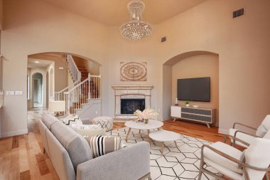 Ahşap elementlerle dolu lüks malikanenin geniş oturma odası. Modern Konak İçi Yeni Mobilya Tasarımı Konut Konutu. Florida, ABD