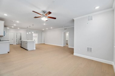 Geniş Konağın içindeki şık mobilyalarla lüks ve parlak mutfak iç dekorasyonu. Modern İç Mimarlık ve Tasarım Konsepti. Florida, ABD