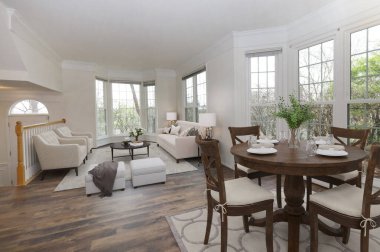 Ahşap elementlerle dolu lüks malikanenin geniş oturma odası. Modern Konak İçi Yeni Mobilya Tasarımı Konut Konutu. Florida, ABD