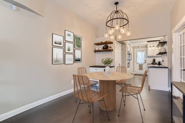 Geniş Konağın içindeki şık mobilyalarla lüks ve parlak mutfak iç dekorasyonu. Modern İç Mimarlık ve Tasarım Konsepti. ABD