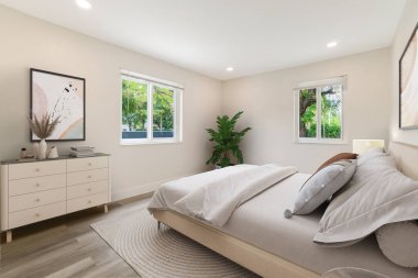 Konforlu Büyük Yatak ve Modern Mobilyalı Lüks Parlak Yatak Odası. Pahalı yatak odası için şablon. İç mimarlık, mimarlık ve yaşam tarzı kavramı. Florida, ABD 