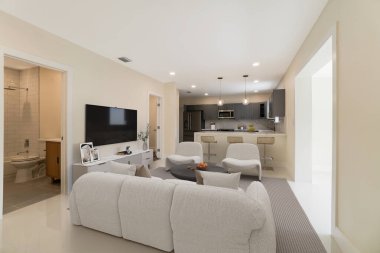 Ahşap elementlerle dolu lüks malikanenin geniş oturma odası. Modern Konak İçi Yeni Mobilya Tasarımı Konut Konutu. Florida, ABD