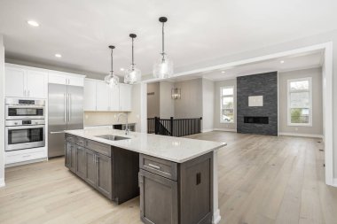 Geniş Konağın içindeki şık mobilyalarla lüks ve parlak mutfak iç dekorasyonu. Modern İç Mimarlık ve Tasarım Konsepti. Florida, ABD