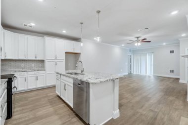 Geniş Konağın içindeki şık mobilyalarla lüks ve parlak mutfak iç dekorasyonu. Modern İç Mimarlık ve Tasarım Konsepti. Florida, ABD
