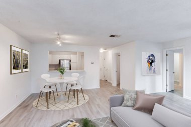 Ahşap elementlerle dolu lüks malikanenin geniş oturma odası. Modern Konak İçi Yeni Mobilya Tasarımı Konut Konutu. Florida, ABD