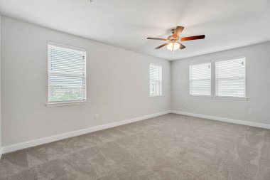 Boş ve mobilyasız yeni bir daire, beyaz duvarlı büyük boş bir yatak odası, büyük parlak pencereler. İçeride kimse yok. ABD