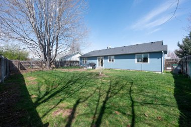 Yeni inşa edilmiş lüks evin güzel dış görünüşü. Yeşil çimenli bahçe ve yürüyüş yolu süslü bir şekilde tasarlanmış verandaya ve ön girişe çıkıyor. Florida, ABD