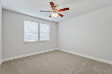 Boş ve mobilyasız yeni bir daire, beyaz duvarlı büyük boş bir yatak odası, büyük parlak pencereler. İçeride kimse yok. ABD