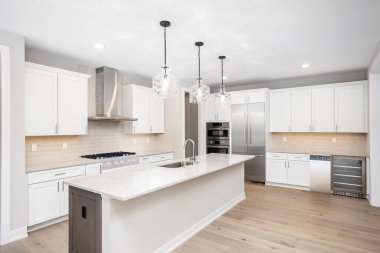 Geniş Konağın içindeki şık mobilyalarla lüks ve parlak mutfak iç dekorasyonu. Modern İç Mimarlık ve Tasarım Konsepti. Florida, ABD