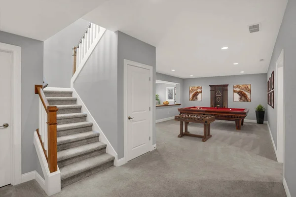    Lüks konağın modern ve tamamen beyaz mobilyasız iç mekanı. 2023            