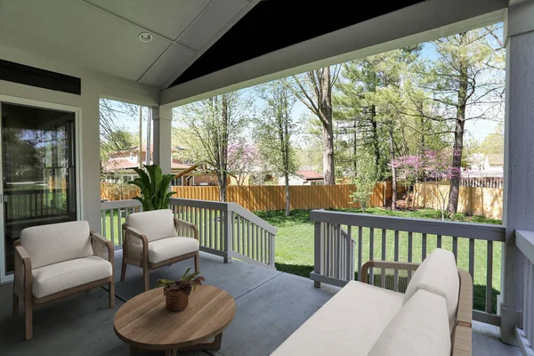 Güzel terası olan modern bir ev. 3d oluşturma