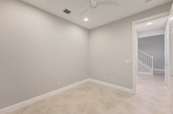 Lüks konağın modern ve tamamen beyaz mobilyasız iç mekanı. ABD