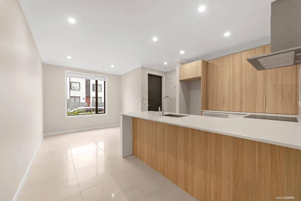 Modern Evde Yeni Mutfak Tasarımı Oluşturma — Stok fotoğraf