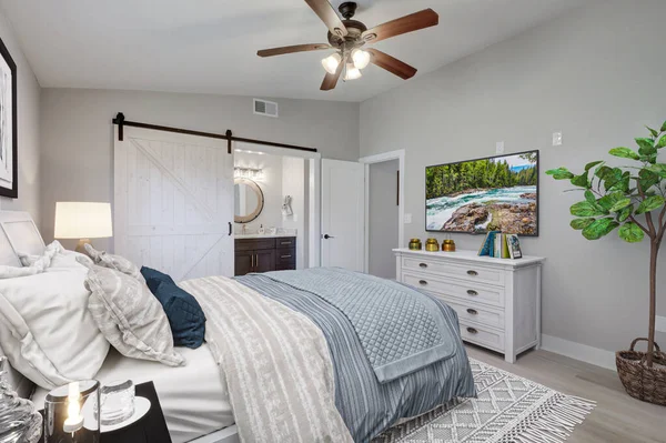 豪华明亮的卧室 舒适的王床和现代家具 昂贵卧房模板 室内设计 建筑和生活方式的概念 美国佛罗里达州 — 图库照片