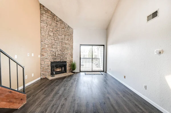 空き家具のない新しいアパート 大きな空気 白い壁のある空の部屋 木製の床 中には誰もいない アメリカ合衆国 — ストック写真