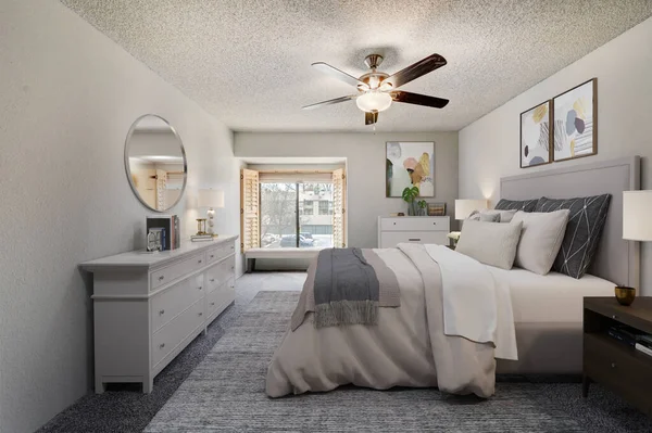 Lujoso Dormitorio Luminoso Con Cómoda Cama King Size Muebles Modernos —  Fotos de Stock