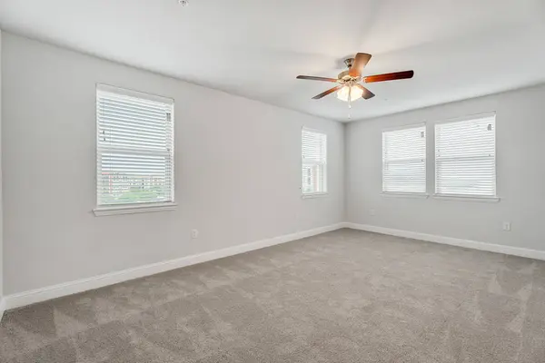 Boş ve mobilyasız yeni bir daire, beyaz duvarlı büyük boş bir yatak odası, büyük parlak pencereler. İçeride kimse yok. ABD