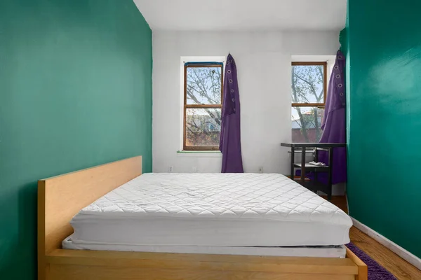 Luxuriöses Helles Schlafzimmer Mit Bequemem King Size Bett Und Modernen — Stockfoto