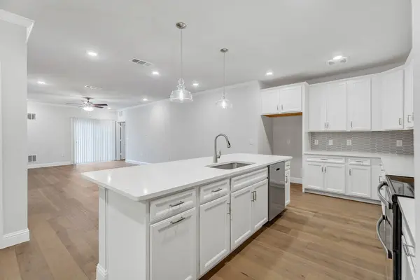 広々とした住宅マンションの中にある豪華で明るいキッチンインテリア インテリアデザインと建築のためのモダンなコンセプト フロリダ アメリカ — ストック写真