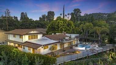 Güzel bir aile evinin dışında. 3d oluşturma