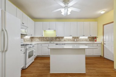 Modern mutfaktaki dolaplar ve aletler. 3d rendeirng