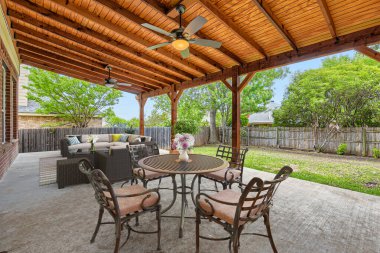 Arka bahçede. Özel evin güzel avlusu. 3d oluşturma