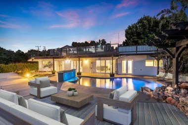 Yeni evin yakınında lüks bir yüzme havuzu. 3d oluşturma