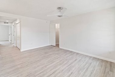 Yeni dairenin içi beyaz ve ahşap.