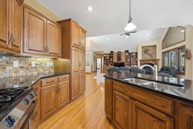 Modern mutfaktaki dolaplar ve aletler. 3d oluşturma