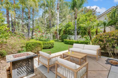 Arka bahçede. Özel evin güzel avlusu. 3d oluşturma