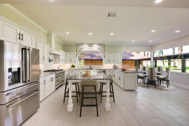 Modern mutfaktaki dolaplar ve aletler. 3d oluşturma