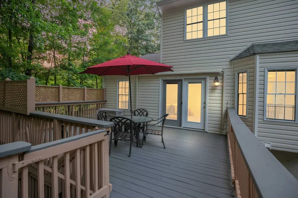 Güzel terası olan modern bir ev. 3d oluşturma