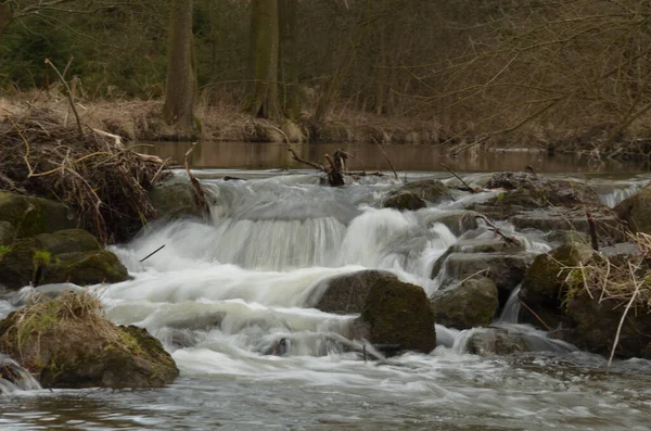 Nehirde güzel bir şelale