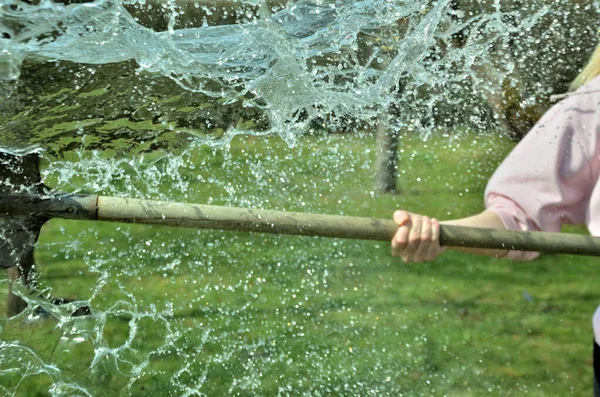 Человек Поливает Воду Шланга — стоковое фото