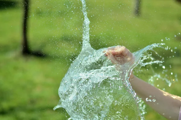 Su damlaları yeşil çimlerin üzerine