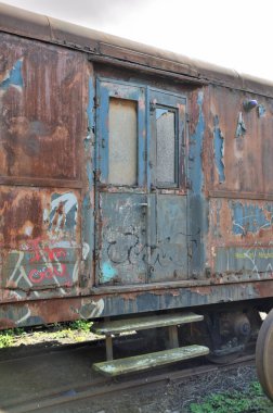 Açık garajda terk edilmiş eski bir fabrika..