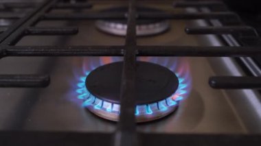 Gaz ocağından çıkan gaz, yatay görüntü, ekonomik kriz, gaz fiyatları patlaması, yüksek kaliteli 4K görüntü.