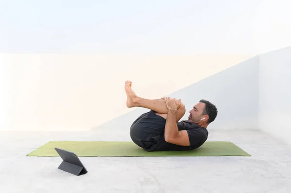 Hombre Mediana Edad Haciendo Clases Yoga Línea Solo Terraza Día — Foto de Stock
