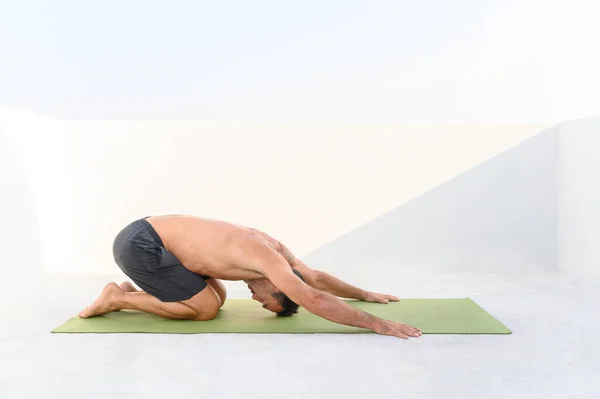 Hombre Practicando Yoga Estirando Pose Pose Infantil Ropa Deportiva Día — Foto de Stock