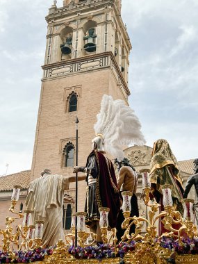 Sevilla 'nın yeni meydanında yürüyen kutsal hafta adımları Sevilla Endülüs turizmi.